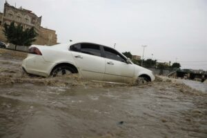 Suben a 98 los muertos por las inundaciones en Yemen mientras siguen las fuertes lluvias
