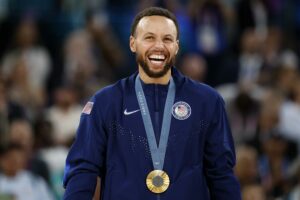 Stephen Curry amplía su contrato con los Warriors hasta los 39 años