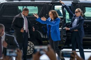 Kamala Harris aventaja con 16 puntos a Trump entre los votantes latinos, según encuesta