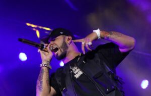Anuel AA y Justin Quiles participan en un mitin de Trump