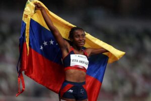  Lisbely Vera se cuelga la medalla de plata en París 2024