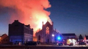 Fuerte incendio arrasa una antigua iglesia en Francia