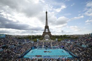 Dejar los anillos olímpicos en la torre Eiffel ¿Atentado al patrimonio o idea innovadora?