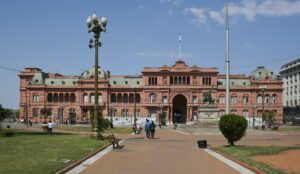 Cancillería de Milei rechaza orden de captura contra Edmundo