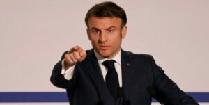 Macron sigue sondeando nombres para un primer ministro