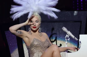 Lady Gaga colapsa el Lido caminando entre una marea de seguidores hasta la alfombra roja