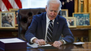Biden firma un decreto para impulsar trabajos dignos y la oportunidad de sindicarse