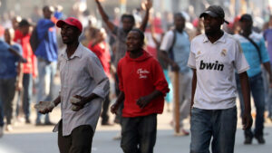 Zimbabue empieza a acoger a sus ciudadanos deportados de Sudáfrica, que podrían ser miles