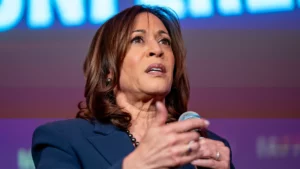 Kamala Harris recorrerá estados clave tras el debate presidencial y apela al voto latino