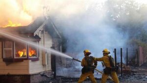 Un incendio sin controlar obliga a evacuar a miles de personas en el sur de California