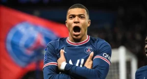 Mbappé tensa su disputa con el PSG