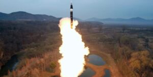 Corea del Norte lanza un misil balístico sin identificar hacia el mar de Japón
