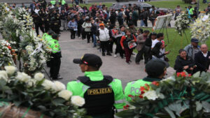Miles de personas acuden en el segundo día del velorio de Alberto Fujimori