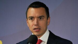 Noboa abre la puerta a eliminar la prohibición de bases militares extranjeras en Ecuador
