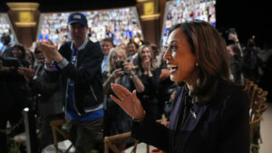 «Si alguien irrumpe en mi casa, acabará tiroteado», dice Kamala Harris entre risas