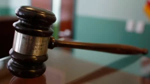 Detienen a un alguacil de EE.UU. tras asesinar a tiros a un juez en la sede de un juzgado