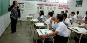 Gobierno lanza plan para «mejorar condiciones de vida» de docentes tras años de protestas