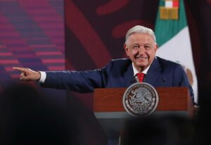 Presidente de México promete no actuar contra la persona que le arrojó una botella de agua