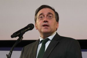 Albares exige al vicecanciller venezolano acceso consular a los dos españoles detenidos