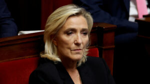Le Pen afronta «serena» su juicio por financiación ilegal