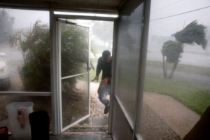 El huracán Milton se degrada a categoría 3 antes de llegar a las costas de Florida