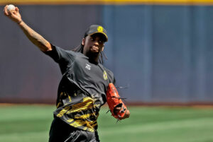 Ronnie Williams pide la pelota para abrir un juego Caracas-Magallanes