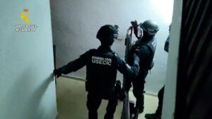 Desmantelan «granjas humanas» con personas secuestradas en España