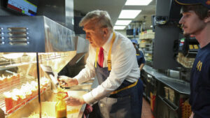 Trump prepara papas fritas en una cadena de comida rápida