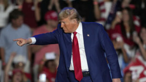 «¡Es tan estúpido!»: Trump responde al comentario de Biden sobre «encerrarlo»