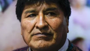 Evo Morales niega haber disparado contra policías