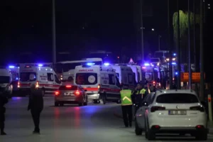 Atacan con explosivos y cócteles molotov a policías en Turquía (+VIDEO)