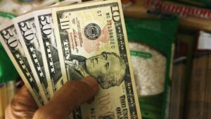 Depósitos bancarios registran caída mensual en dólares