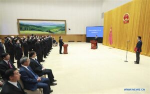 Altos funcionarios chinos juran lealtad a la Constitución