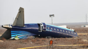 Rusia expresa disposición de ayudar en investigación del accidente aéreo en Kazajistán