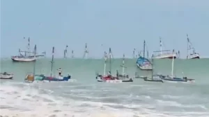 Intenso oleaje en Perú deja pescadores atrapados en el mar