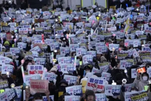 Miles de manifestantes exigen la detención del presidente destituido Yoon Suk Yeol