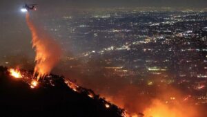 Suben a 10 los muertos por incendios forestales en Los Ángeles