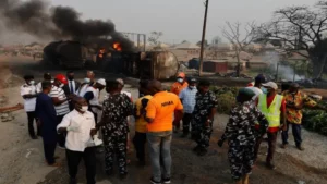 Aumentan a 98 los muertos en explosión de un camión de combustible en Nigeria