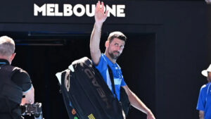 Djokovic abandona tras perder un largo primer set ante Zverev