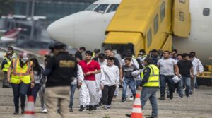 Honduras anuncia programa para atender a migrantes deportados de EE.UU.
