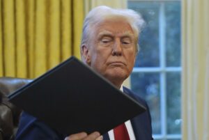 Provincia canadiense retira bebidas alcohólicas de EE.UU. en respuesta a los aranceles de Trump