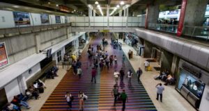 Llegó el avión con venezolanos repatriados desde Estados Unidos