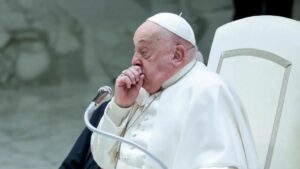 Papa Francisco hospitalizado para tratar la bronquitis que le afecta hace varios días