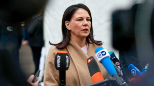 Canciller alemana se opone a que Rusia vuelva al G7, como propone Trump