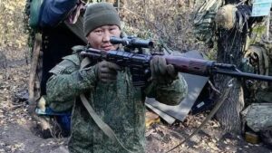 Militar ruso que derrotó a soldado ucraniano en brutal combate mano a mano es condecorado como Héroe de Rusia