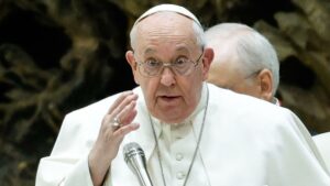 Papa Francisco muestra leve mejoría