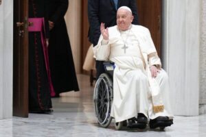 El Vaticano señala que la salud del papa Francisco sigue presentando una leve mejoría