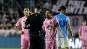 La MLS multa a Messi por poner la mano en el cuello al entrenador rival