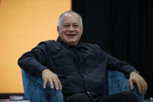 Diosdado desmiente a María Corina y asegura que organizó un “show de auto allanamiento”