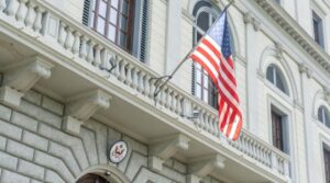 EE.UU. planea cerrar una docena de consulados en Europa